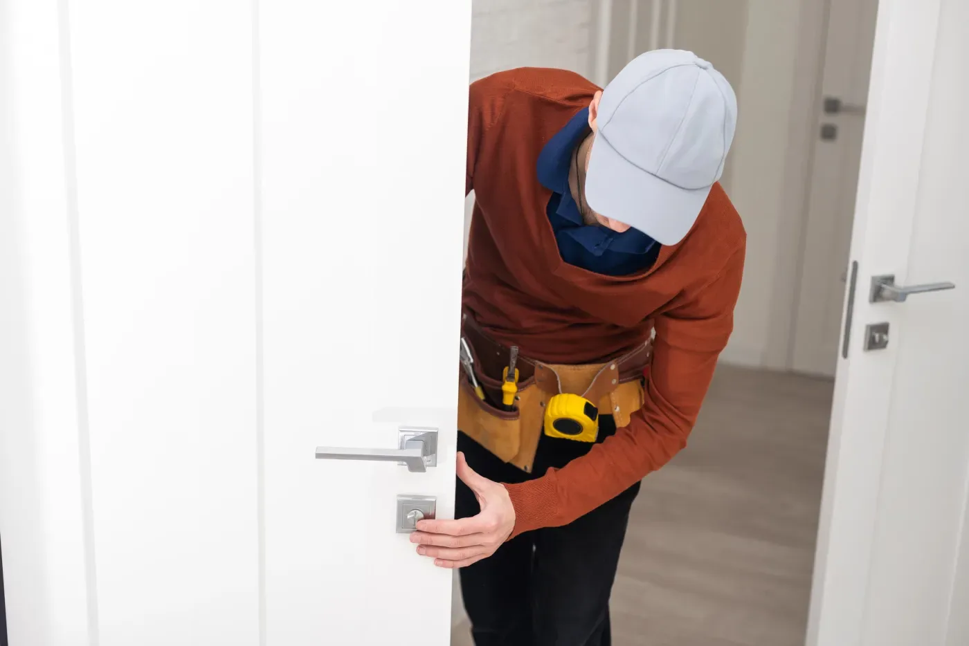 Réglage d'une serrure de sûreté sur une porte de sécurité